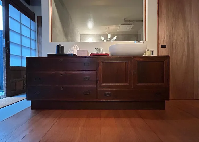 The Bath & Bed Dogo築110年の蔵をリノベした源泉掛け流しの一棟貸しの温泉宿