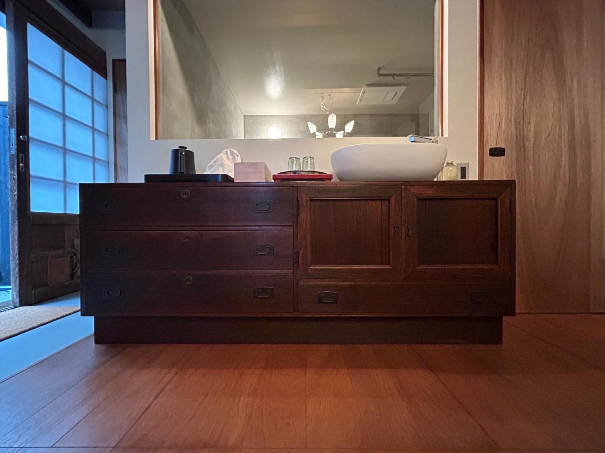 The Bath & Bed Dogo築110年の蔵をリノベした源泉掛け流しの一棟貸しの温泉宿